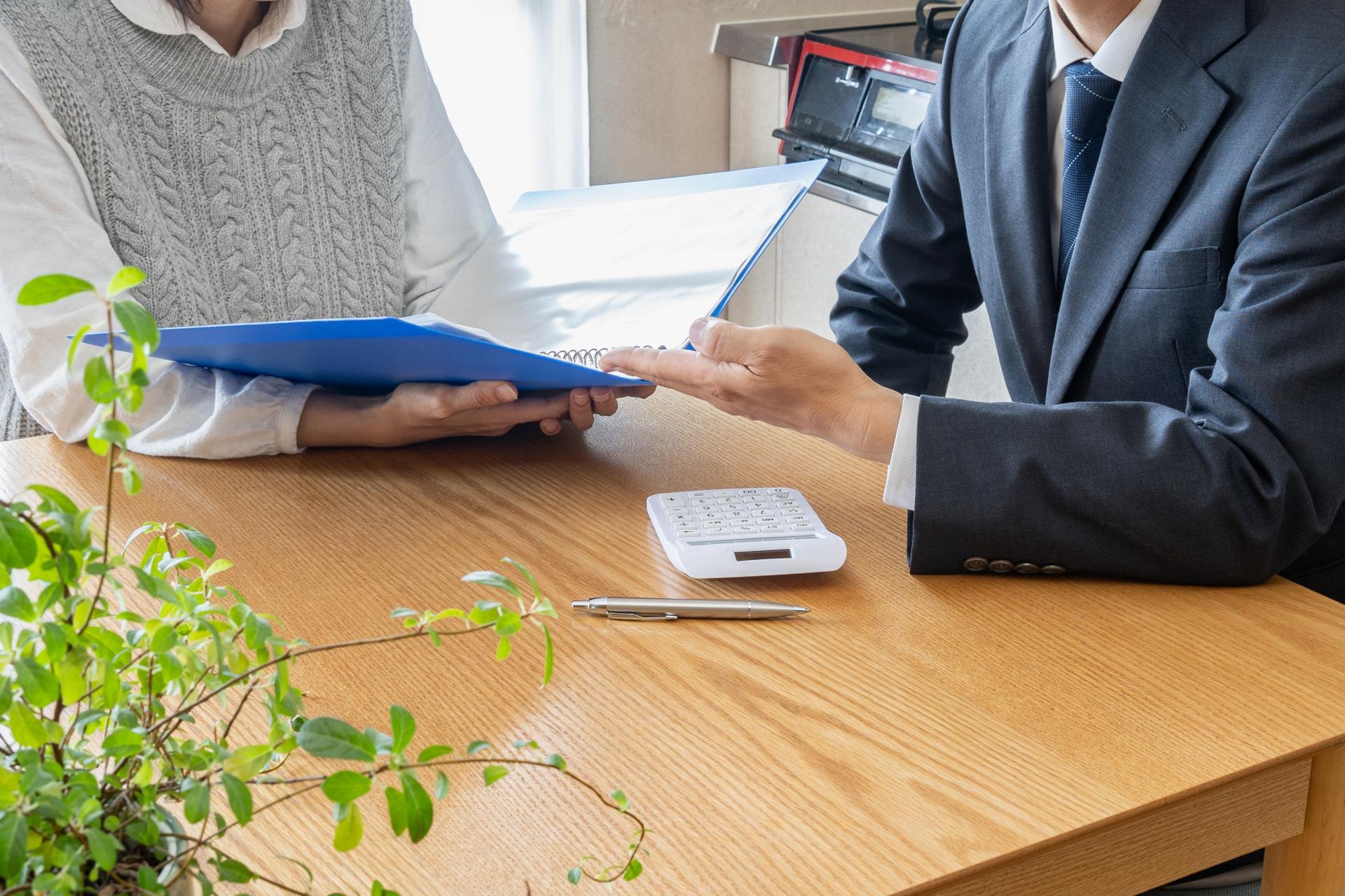 見積りを説明するスタッフのイメージ画像